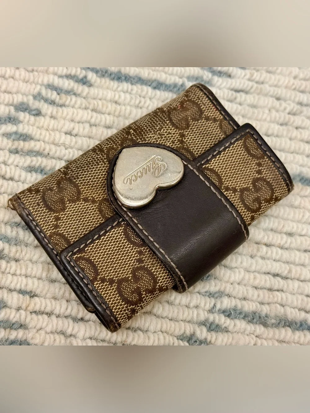 GUCCI Vintage Y2K Iconic Brown GG Monogram Canvas Leather Heart Key Case - Picture 5 of 16